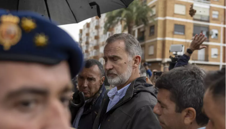 Daşqınlardan zərər çəkən Payporta sakinləri İspaniya kralına palçıq ATDILAR