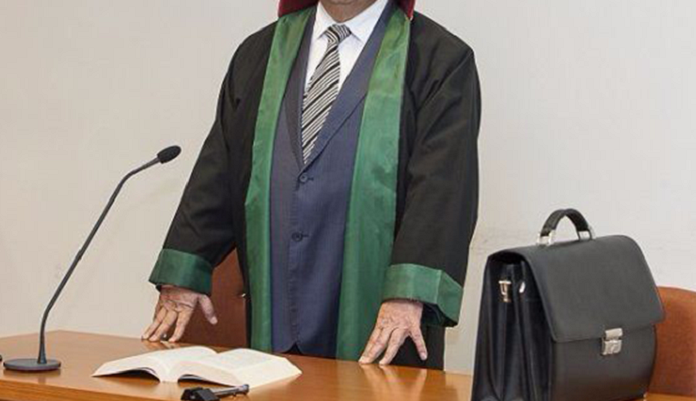 
İki vəkilə töhmət verildi, <span style="color:#ff0000">birinin fəaliyyəti dayandırıldı</span>