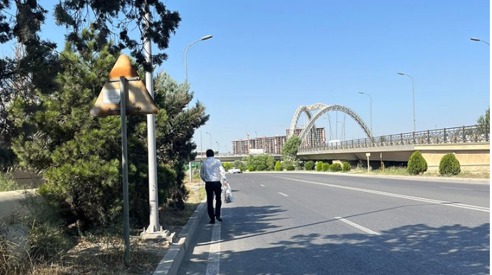 
<span style="color:#ff0000">Piyadaları təhlükəyə atan nişan:</span> Avtobuslar niyə yolun ortasında dayanır?


