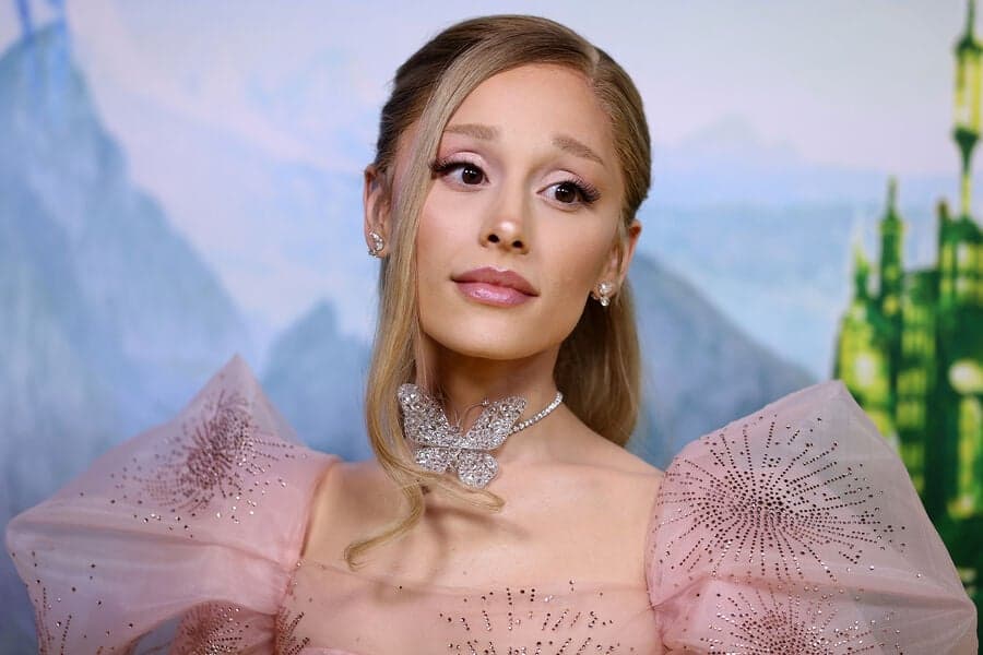 
Ariana Qrande 100 karatlıq brilyant taxıb - <span style="color:#ff0000">FOTO</span>