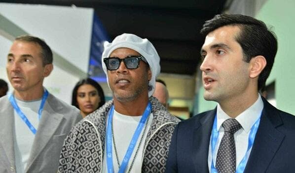 Ronaldinyo &quot;Dəniz Mall&quot;da xüsusi qayğıya ehtiyacı olan uşaqlarla görüşdü -<span style="color:#ff0000"><b> FOTOLAR</b></span>