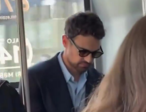 Dünyaca məşhur aktyor Bakıda avtobusda - <span style="color:#ff0000">VİDEO</span>