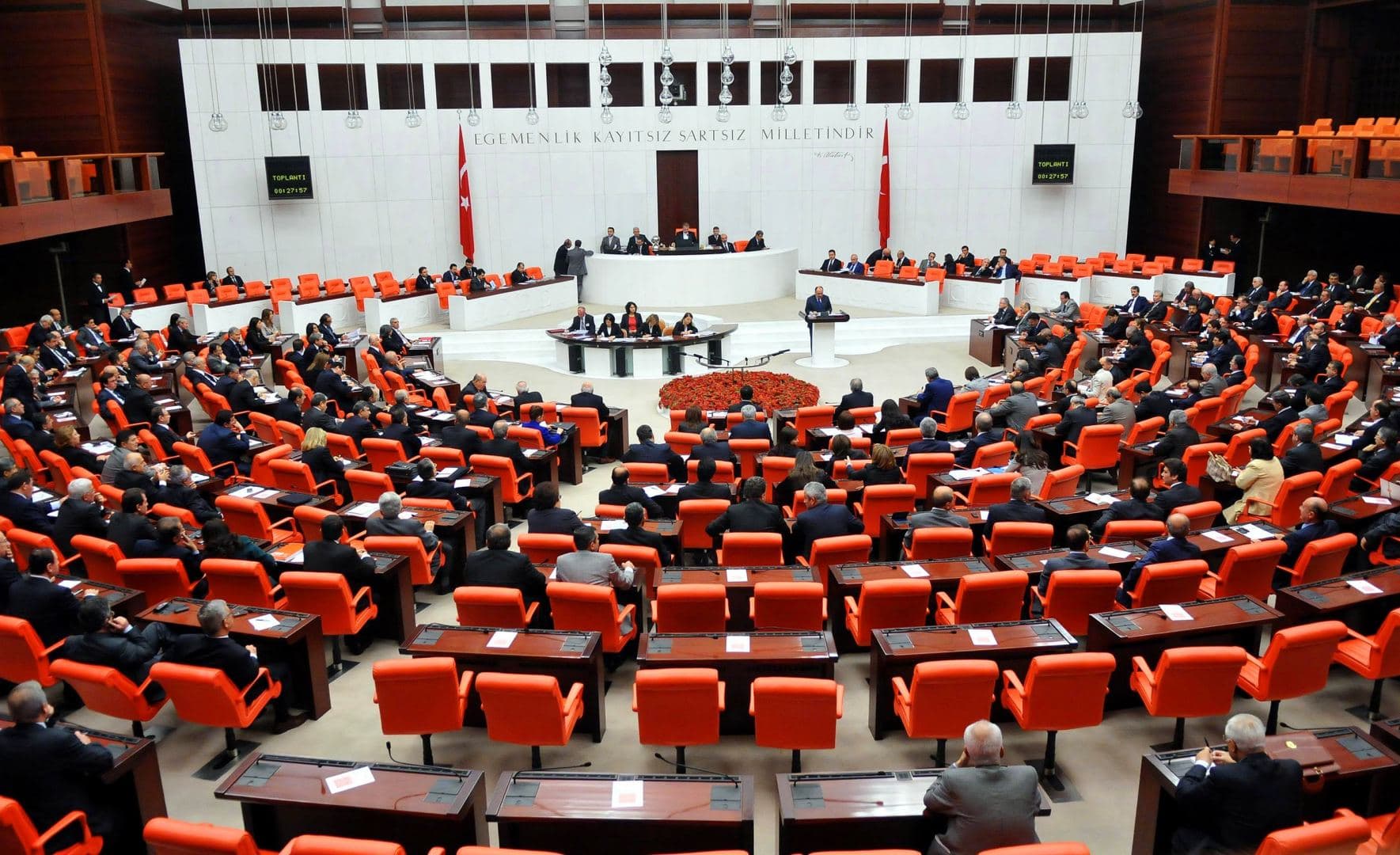 &quot;Ola bilsin, CHP-ni gözdən salmaq üçün...&quot; - <span style="color:#ff0000"><b>TBMM-dəki qalmaqalın PƏRDƏARXASI</b></span>