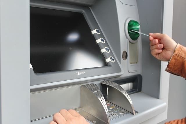 &quot;Kənd və qəsəbələrdə bankomat problemi yaşanır&quot; - <span style="color:#ff0000"><b>Ekspertdən TƏKLİF</b></span>