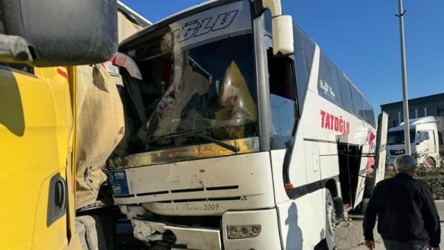 Yevlaxda sərnişin avtobusu TIR-a <span style="color:#ff0000"><b>çırpıldı</b></span>