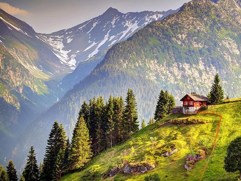 Ərazisinin böyük hissəsi dağlıq olan <span style="color:#ff0000"><b>ÖLKƏLƏR - SİYAHI</b></span>