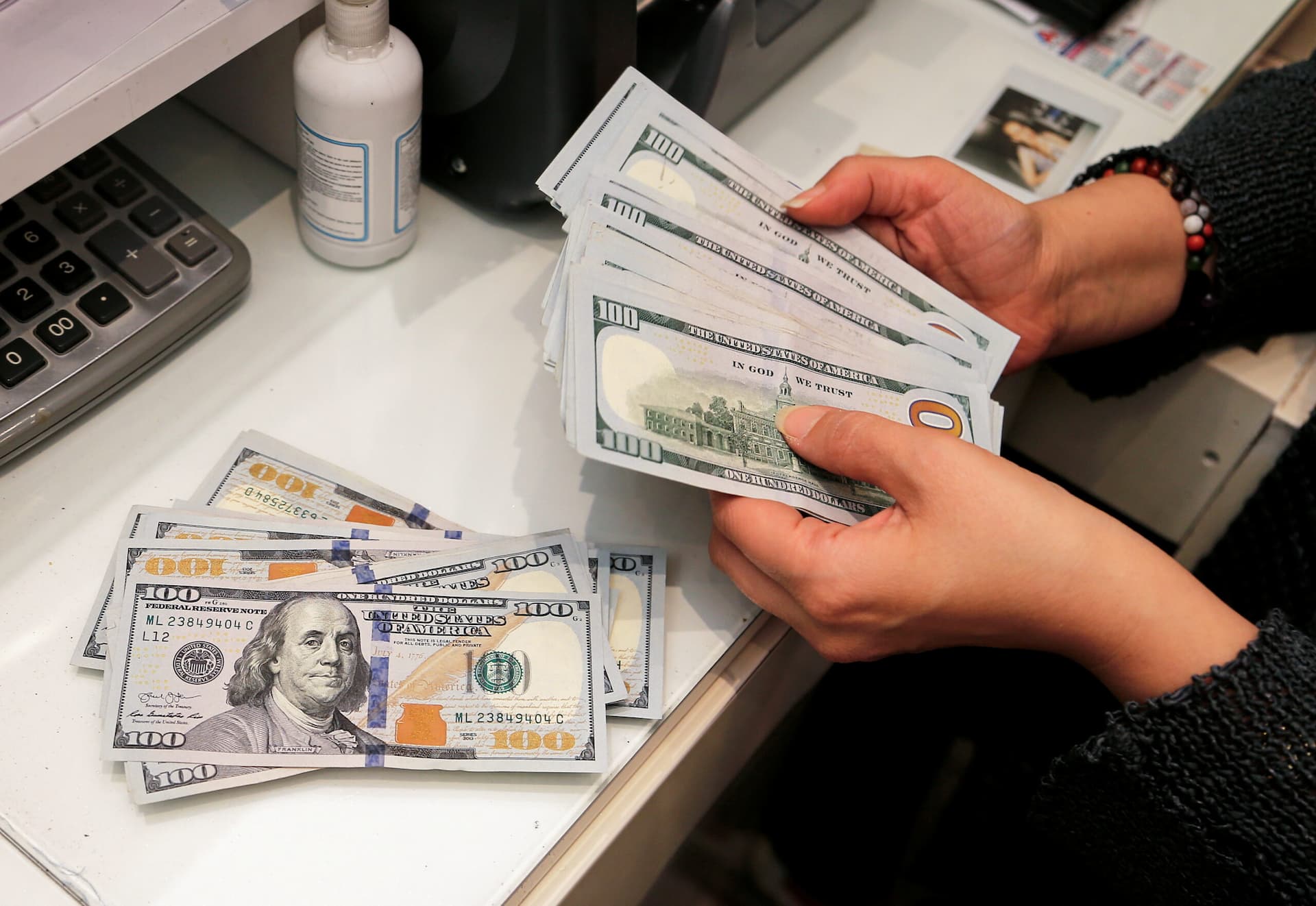 Banklar dollar alışını<span style="color:#ff0000"><b> AZALTDI - RƏQƏMLƏR</b></span>