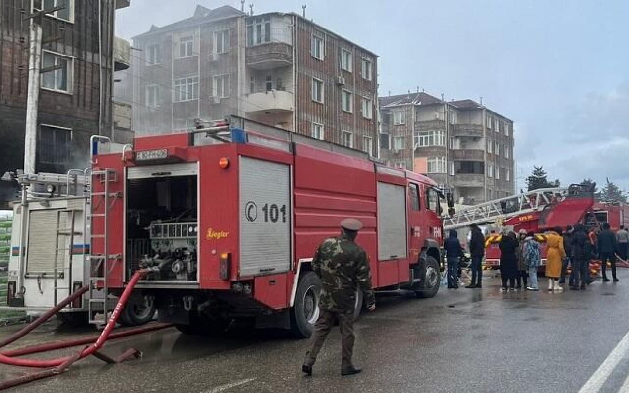 Bakıda yaşayış binasında yanğın - <span style="color:#ff0000"><b>3 nəfər xilas edildi</b></span>