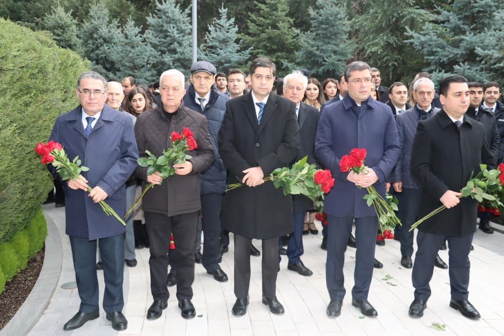 MEDİA və Audiovizual Şuranın nümayəndələri Heydər Əliyevin məzarını ziyarət etdi - <span style="color:#ff0000"><b>FOTO</b></span>