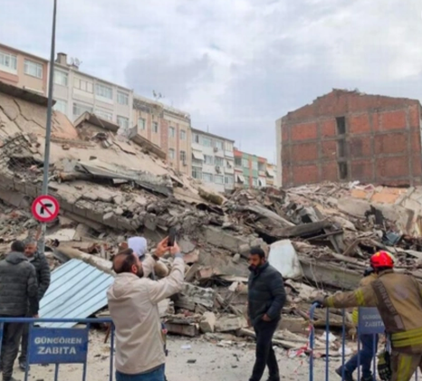 İstanbulda bina <b><span style="color:#ff0000">çökdü</span></b>