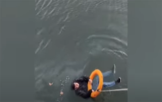
Bulvarda dənizdə batan gənc xilas edildi -<span style="color:#ff0000">VİDEO</span>