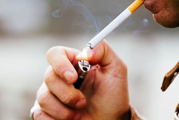 Bu şəhərdə küçədə siqaret çəkənlər <b><span style="color:#ff0000">cərimə ediləcək</span></b>