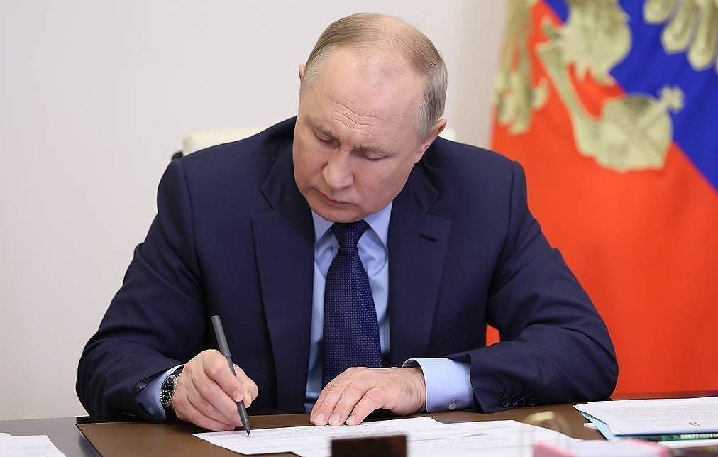 Putinin fərmanı Rusiyadakı azərbaycanlılara hansı problemləri yarada bilər? - AÇIQLAMA