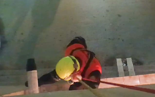 Bağlı qapı arxasında qalan azyaşlı xilas edildi -<span style="color:#ff0000"><b> VİDEO</b></span>