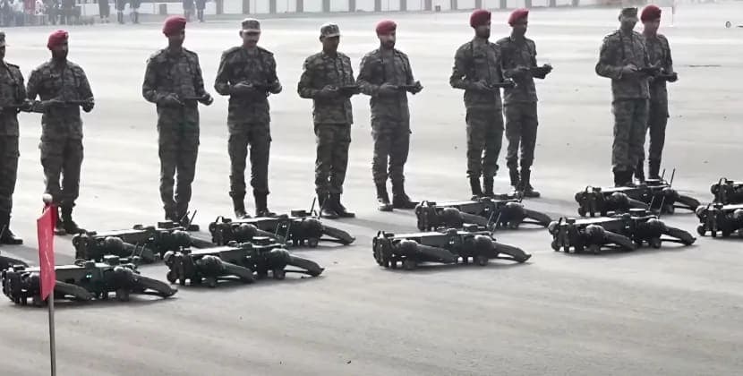 
Hindistanda hərbi paradda robot itlər yürüşü ilə tamaşaçıları təəccübləndiriblər - <span style="color:#ff0000">VİDEO</span>