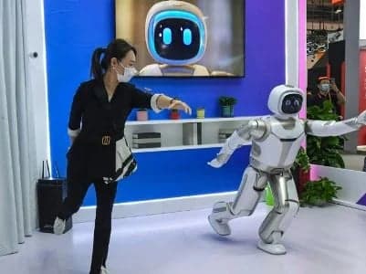 Çindən maraqlı addım: <span style="color:#ff0000"><b>İnsanlarla robotları yarışdıracaq</b></span>