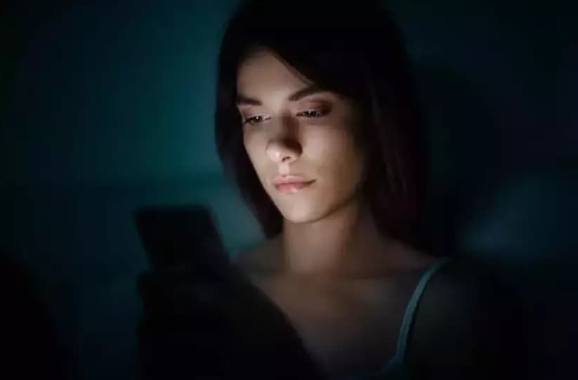 Mobil telefonlar sonsuzluğa səbəb olurmuş: <span style="color:#ff0000">Yatarkən bu səhvə yol verməyin</span>