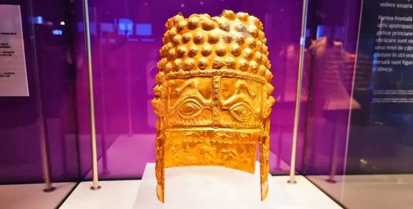 Bomba partlatmaqla muzeydən qızıl dəbilqəni qarət etdilər