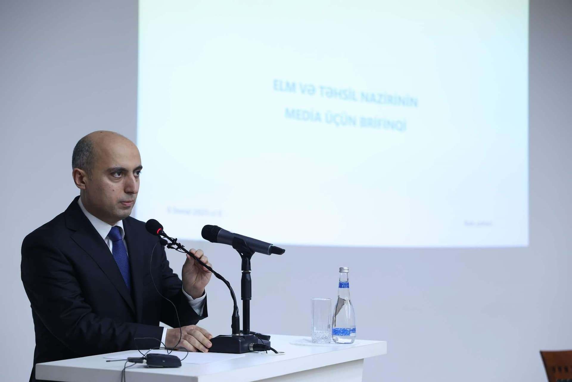 Emin Əmrullayev: <span style="color:#ff0000">&quot;Məktəblərdə dərs saatını rəhbərlik və valideynlər müəyyən edə bilər&quot;</span>