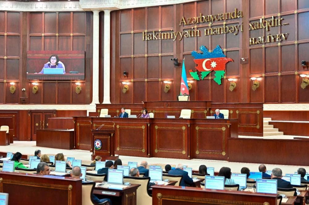 Milli Məclisin iclası BAŞLADI - <span style="color:#ff0000"><b>Gündəlikdə 15 məsələ var</b></span>