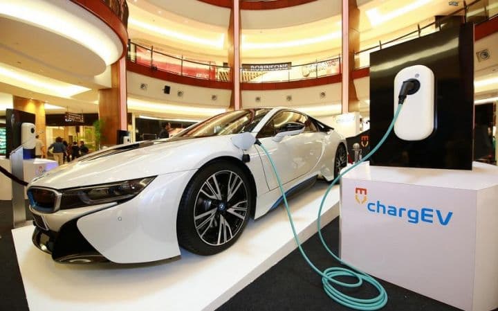 Avtomobil idxalında rekord: 50 faizdən çox hibrid və elektrik <span style="color:#ff0000">maşınlar gətirildi</span>