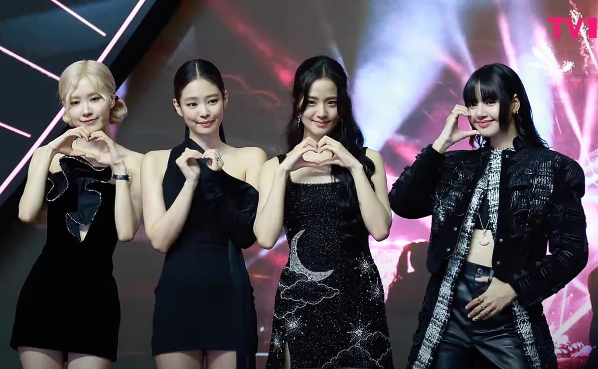 &quot;Blackpink&quot; 2 illik fasilənin ardından səhnəyə qayıdır - <span style="color:#ff0000"><b>VİDEO</b></span>