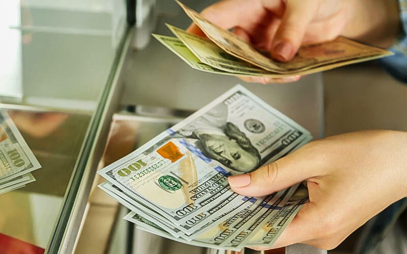 Azərbaycanda ilk devalvasiyadan 10 il keçir - <span style="color:#ff0000">Dollar neçəyə idi?</span>