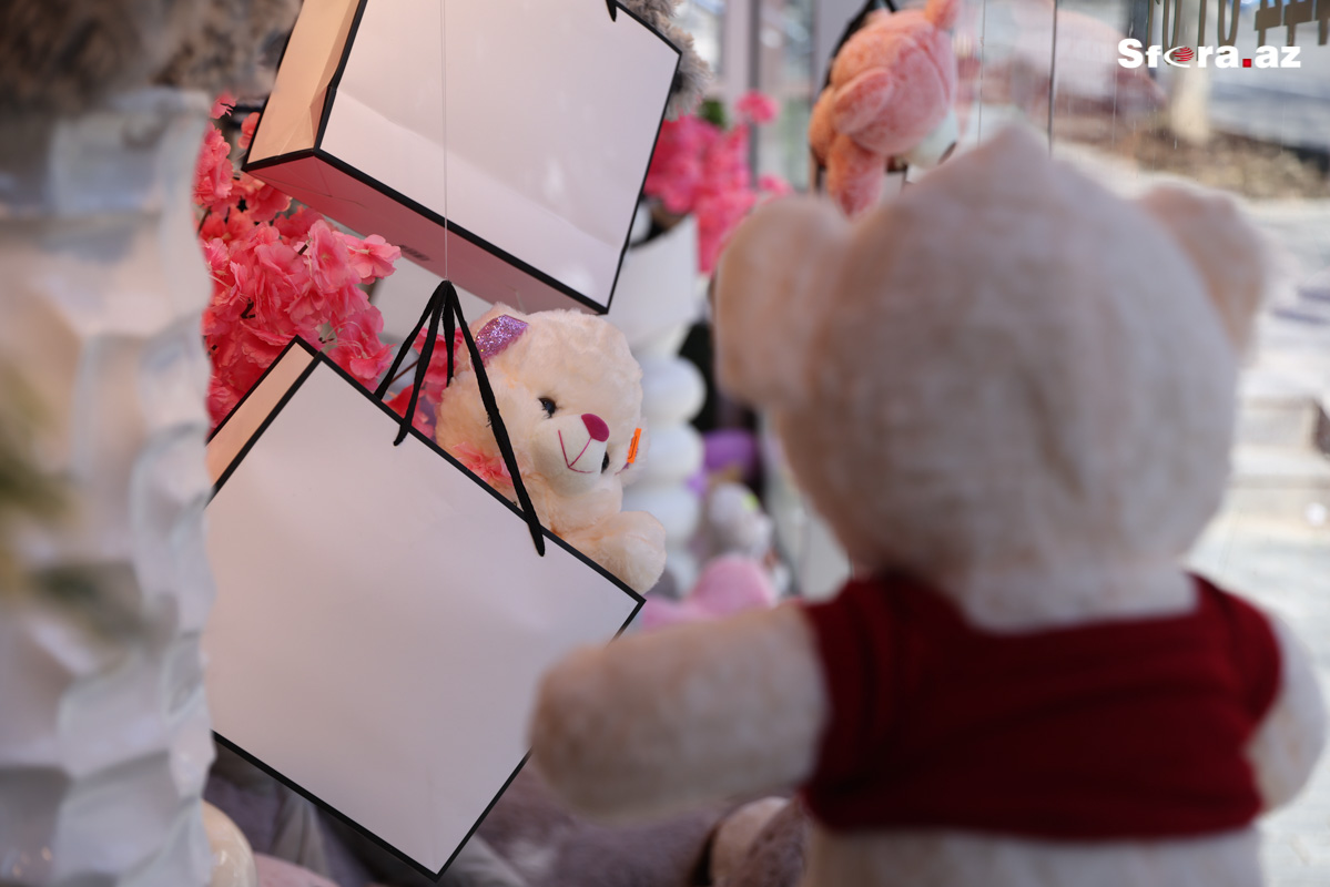 15 manatdan 3 min manatadək buketlər satılır - 8 Mart ab-havası + REPORTAJ