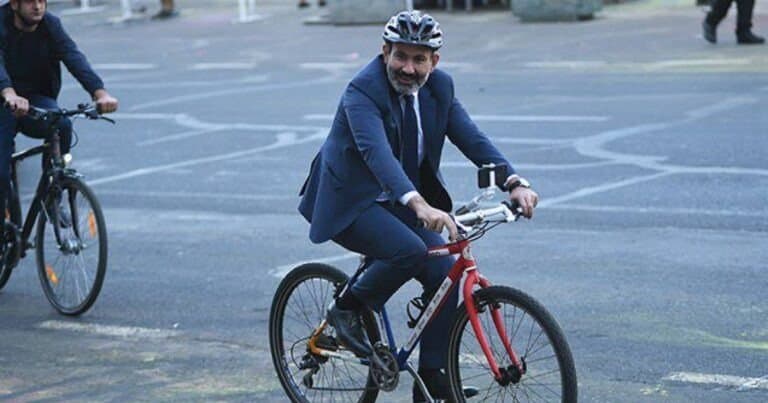 Paşinyan nə üçün <span style="color:#ff0000">velosiped sürür?</span>