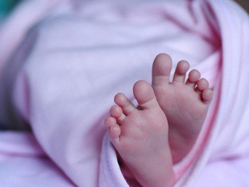 
Evdə üç gün tək qalan körpə xəstəxanaya aparıldı