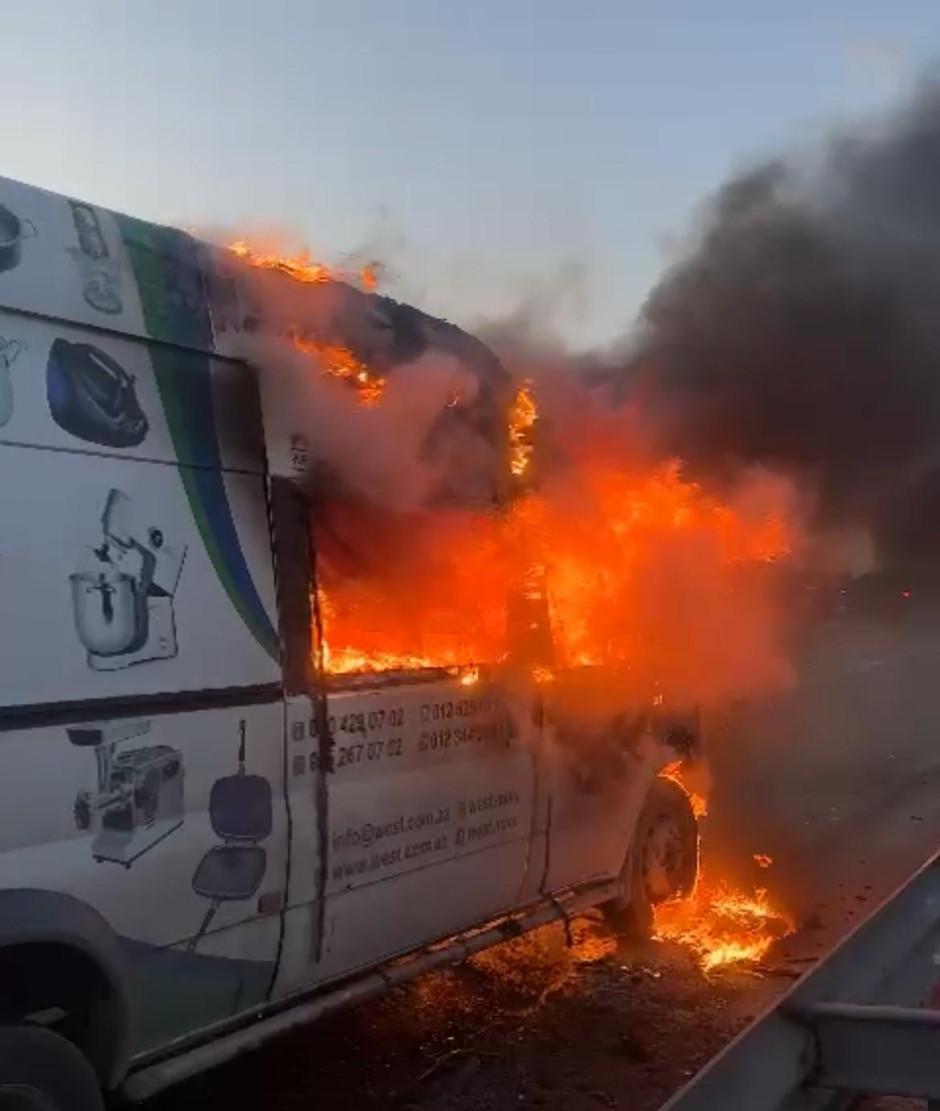 Bakıda avtomobil yanıb - FOTOLAR