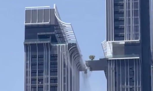Zəlzələ hündürmərtəbəli binanı ikiyə ayırdı &ndash; <span style="color:#ff0000">VİDEO</span>