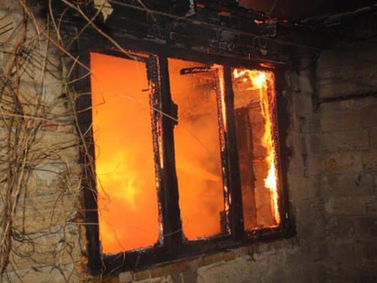 Narkoman anasını öldürmək üçün <span style="color:#ff0000">evi yandırdı</span>