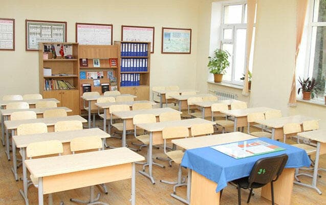 
Azərbaycanda qadın valideyn məktəbə bıçaqla hücum etdi, xəsarət alanlar var