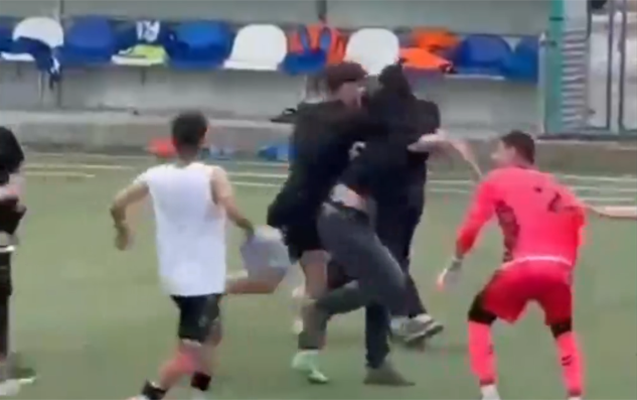 Türkiyədə azarkeş meydana girib futbolçunu bıçaqladı - VİDEO