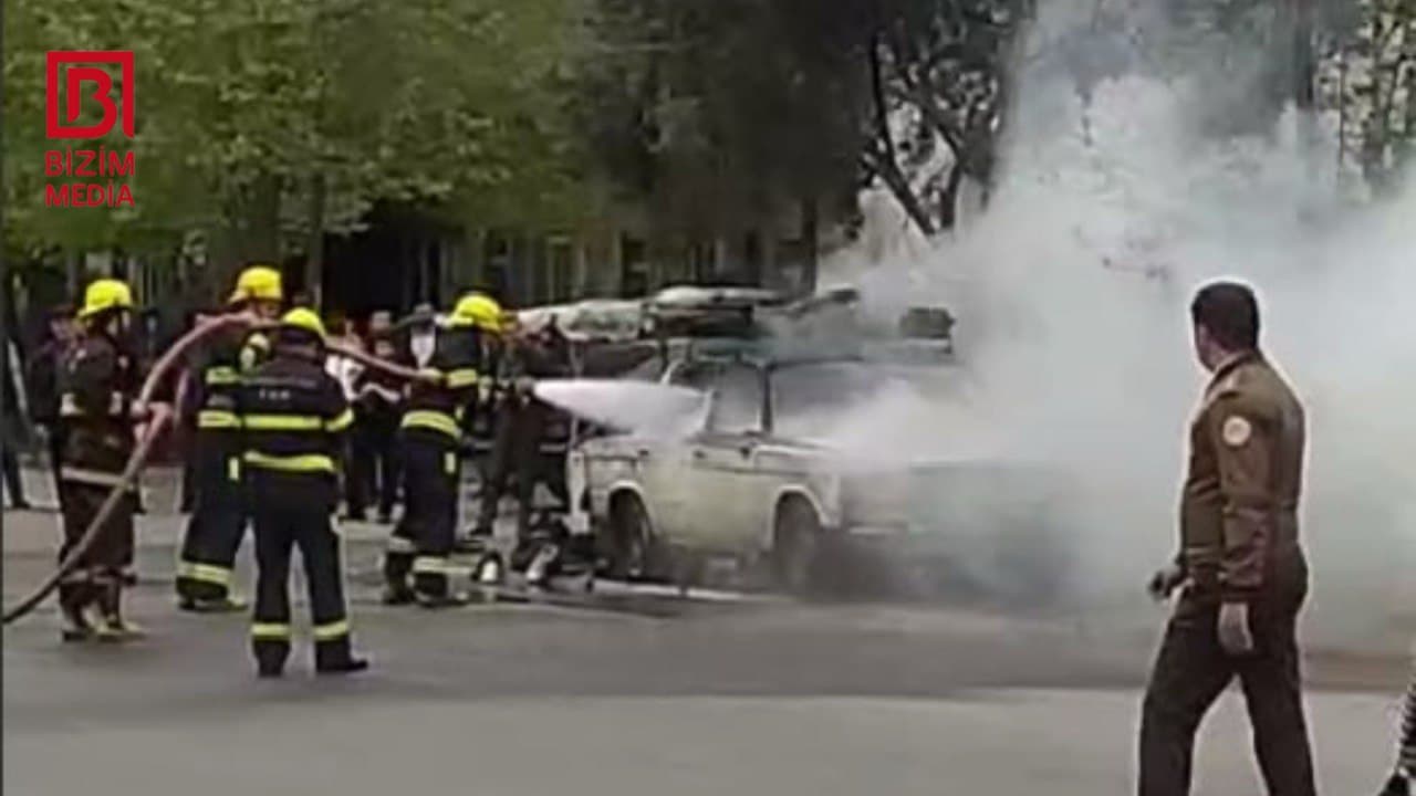 Yol kənarında dayanan avtomobil alovlara <span style="color:#ff0000">QƏRQ OLDU &ndash; ANBAAN VİDEO</span>
