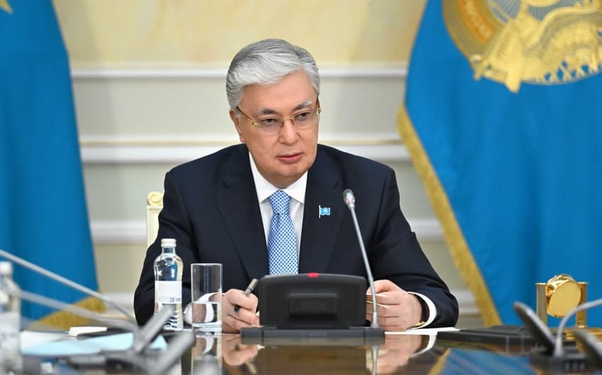 &quot;Böhranın astanasındayıq, bütün variantlara hazır olmalıyıq&quot; - <span style="color:#ff0000">Tokayev</span>