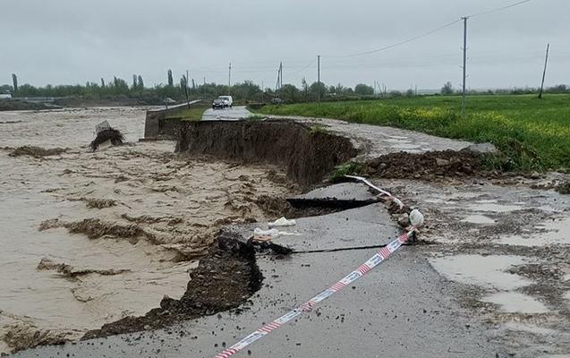Sel suları Ağsuda avtomobil yolunu yararsız hala saldı - FOTO