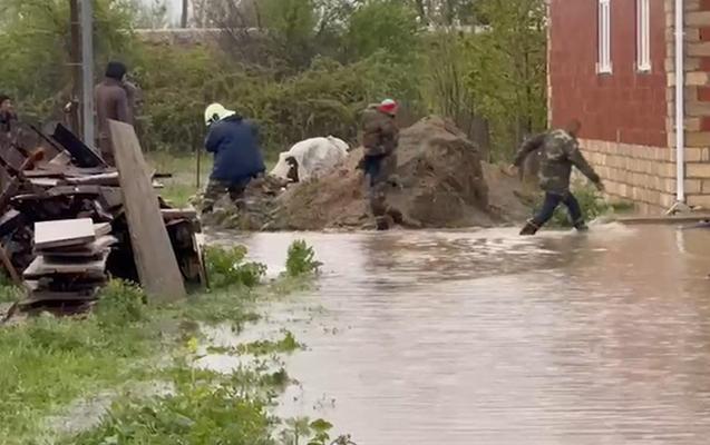 Su basmış yerlərdən 33 uşaq təxliyə olunub - VİDEO