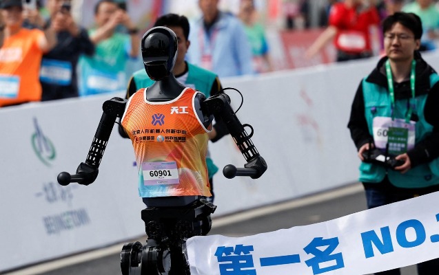 İnsanlar və robotlar qaçış yarışına girdi