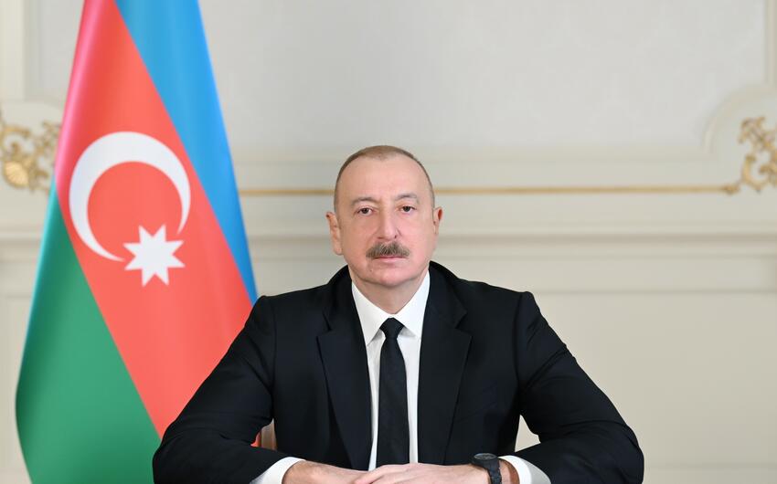 İlham Əliyev Xalq Qəhrəmanları Abidəsini ziyarət etdi