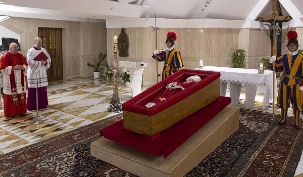 Papanın tabutu Azərbaycan xalçası üzərindədir - FOTO