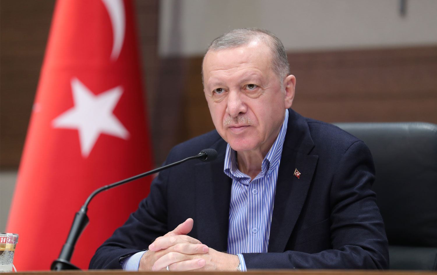 Ərdoğan zəlzələyə görə evlərini tərk edərək küçədə qalan insanlarla görüşdü – VİDEO