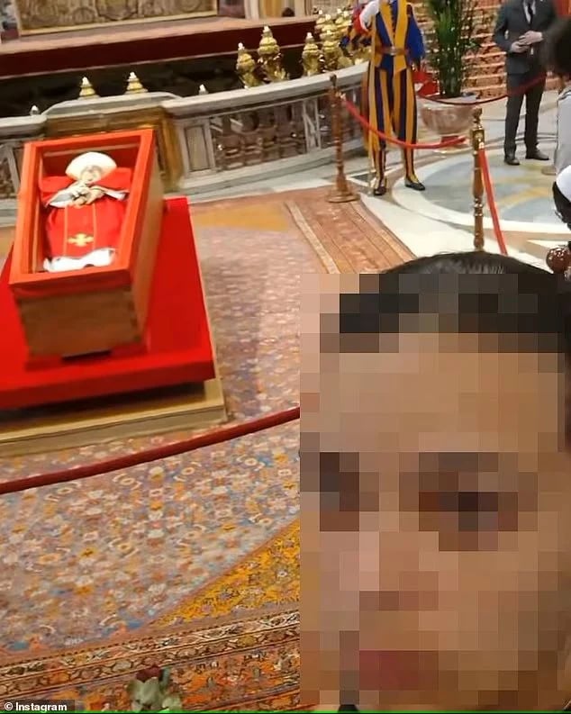 Papanın tabutu ilə çəkilən şəkillər hiddət yaratdı - FOTOLAR