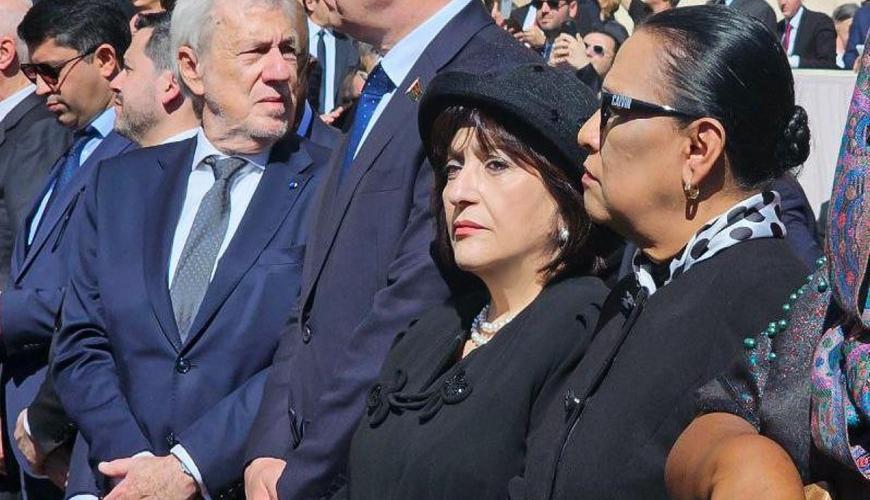 Sahibə Qafarova Papanın dəfnində - FOTO