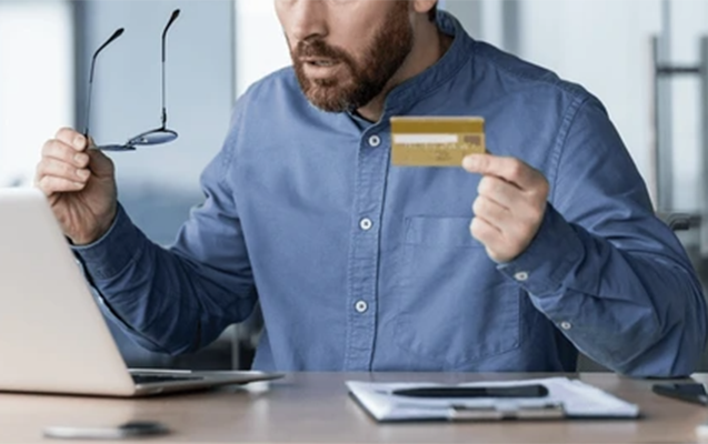 Kartından 10 min manat oğurlandı