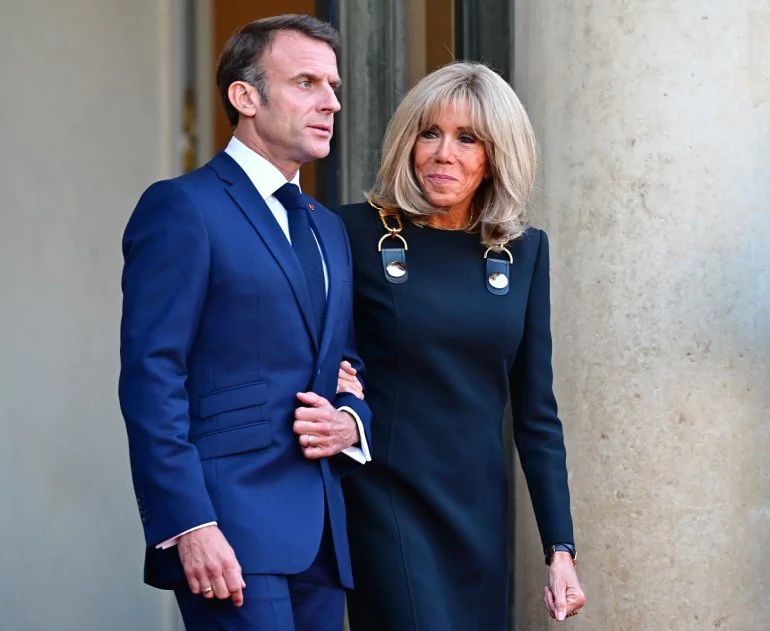 
Bricit Macron cinsi qısnamada ittiham edilib