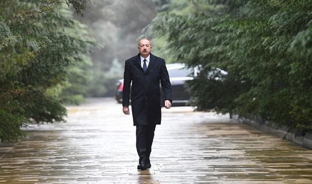 
Prezident faşizmlə mübarizədə həlak olanların xatirəsini andı