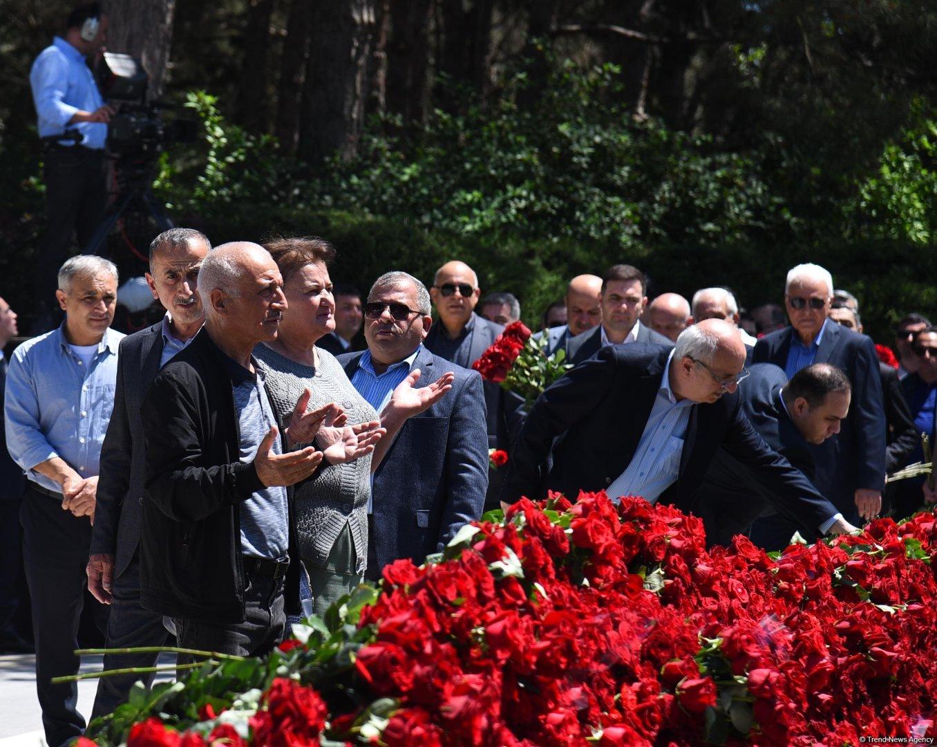 Azərbaycan xalqı Ulu Öndər Heydər Əliyevin məzarını ziyarət edir - FOTOLAR
