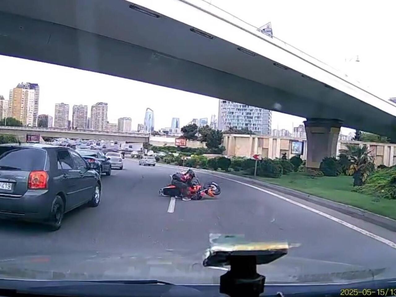 Bakıda motosiklet arakəsməyə çırpıldı - Anbaan görüntülər